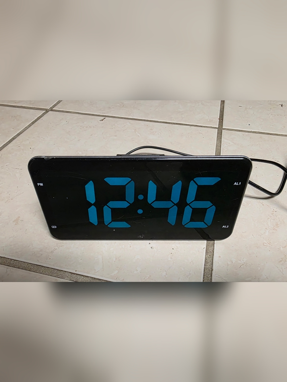 Bed vibrating alarm clock